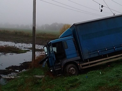 A lasat fara lumina orasul Hancesti. Un camion s-a izbit intr-un stalp si l-a doborat. Sute de oameni au ramas fara curent electric - GALERIE FOTO A lasat fara lumina orasul Hancesti. Un camion s-a izbit intr-un stalp si l-a doborat. Sute de oameni au ramas fara curent electric - GALERIE FOTO