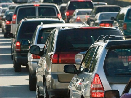Atentie, soferi! Ceata si flux sporit de transport pe unele strazi din capitala