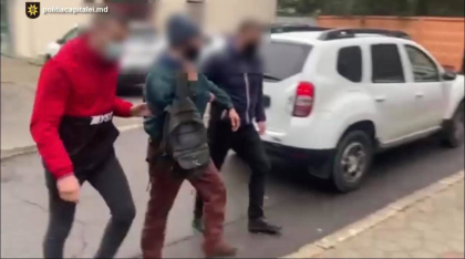 A intrat intr-un Lexus, lasat descuiat in curtea casei! Vezi ce a furat un barbat din automobil si cum s-a intamplat totul - VIDEO A intrat intr-un Lexus, lasat descuiat in curtea casei! Vezi ce a furat un barbat din automobil si cum s-a intamplat totul - VIDEO