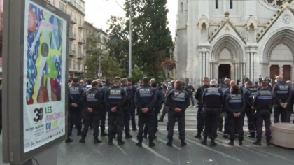 Cine e atacatorul din Nisa, care a ucis trei persoane intr-o biserica. Una dintre victime, decapitata Cine e atacatorul din Nisa, care a ucis trei persoane intr-o biserica. Una dintre victime, decapitata