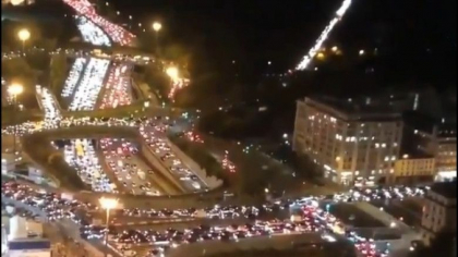 Marea fuga din Paris, de teama carantinei. La iesirea din oras s-au format cozi uriase de masini, garile si autogarile sunt sufocate Marea fuga din Paris, de teama carantinei. La iesirea din oras s-au format cozi uriase de masini, garile si autogarile sunt sufocate