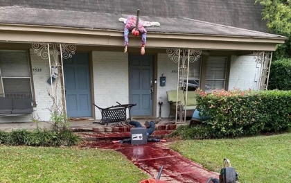 Si-a decorat casa de Halloween si s-a trezit cu politia la usa! Vecinii au sunat disperati cand au vazut cum arata curtea omului