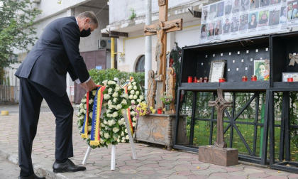 Cinci ani de la Colectiv. Presedintele Romaniei, Klaus Iohannis a aprins o candela si a depus o coroana in memoria victimelor Cinci ani de la Colectiv. Presedintele Romaniei, Klaus Iohannis a aprins o candela si a depus o coroana in memoria victimelor
