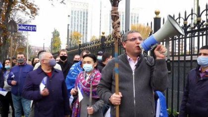 Cu scandari "Jos kuliokul" si cu maturi in spate, Renato Usatii si alegatorii sai au mers in fata presedintiei: "Dodon va raspunde pentru toate sacosele"- VIDEO