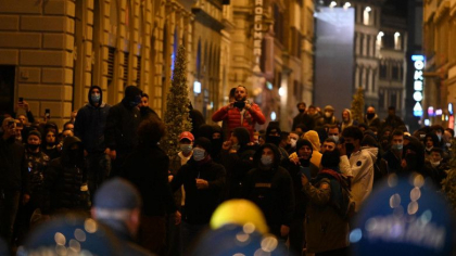 Proprietarii de restaurante si somerii din Florenta s-au batut cu politistii in centrul orasului: Suntem muncitori infometati! Rusine! Proprietarii de restaurante si somerii din Florenta s-au batut cu politistii in centrul orasului: Suntem muncitori infometati! Rusine!