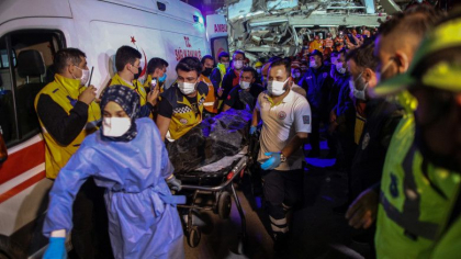O tanara a fost salvata de sub daramaturi dupa noua ore si jumatate, in Turcia O tanara a fost salvata de sub daramaturi dupa noua ore si jumatate, in Turcia