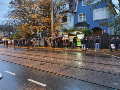 Dis-de-dimineata, moldovenii din Frankfurt au format o coada imensa la sectia de votare - GALERIE FOTO