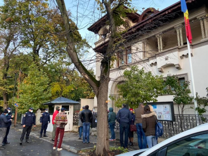 "Oamenii pastrau distanta si se mutau de pe un picior pe altul sa se incalzeasca." Cum se voteaza la sectiile de votare din Romania - GALERIE FOTO "Oamenii pastrau distanta si se mutau de pe un picior pe altul sa se incalzeasca." Cum se voteaza la sectiile de votare din Romania - GALERIE FOTO