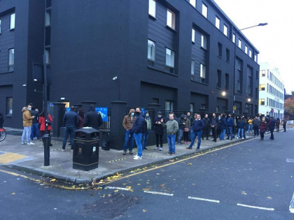 Moldovenii stabiliti la Londra au format un rand imens la o sectie de votare