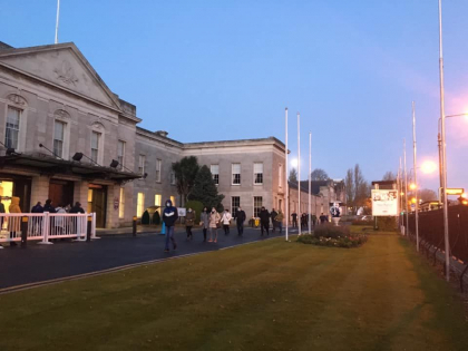 Un rand de circa 200 de persoane la o sectie de votare din Irlanda - GALERIE FOTO Un rand de circa 200 de persoane la o sectie de votare din Irlanda - GALERIE FOTO