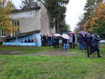 Alegatorii din Transnistria au facut rand la o sectie de votare din Floresti. Locuitorii cred ca ei au venit contra plata - GALERIE FOTO