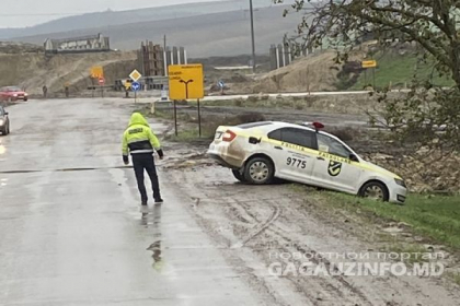 O masina de politie a ajuns intr-un sant, la Comrat. Care a fost motivul  - FOTO