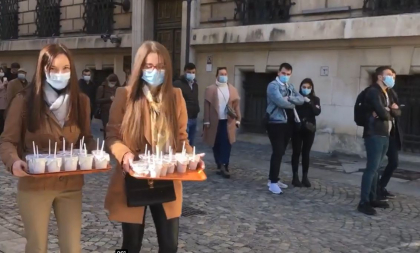 Le-au dat de mancare. Ce au primit moldovenii care stau in rand de dimineata pentru vota la o sectie din Romania: "Desertul preferat al romanilor" - VIDEO Le-au dat de mancare. Ce au primit moldovenii care stau in rand de dimineata pentru vota la o sectie din Romania: "Desertul preferat al romanilor" - VIDEO