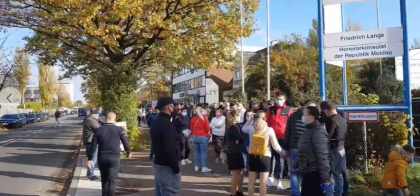 Coada imensa la sectia de votare din Hamburg. „E proasta organizarea... Nu au sanse toti sa voteze” - VIDEO