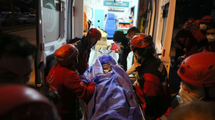 Puternicul cutremur din Marea Egee a fost urmat de peste 650 de replici. Sunt 42 de morti, dar inca se cauta supravietuitori Puternicul cutremur din Marea Egee a fost urmat de peste 650 de replici. Sunt 42 de morti, dar inca se cauta supravietuitori