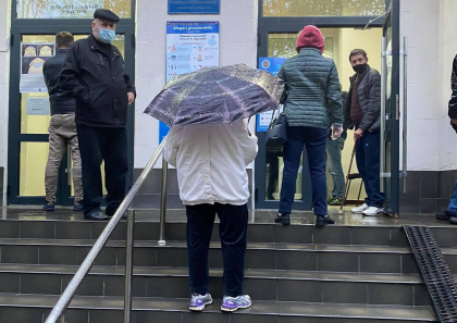 Start vot. Moldovenii isi aleg presedintele, primii alegatori s-au prezentat la sectiile de votare si stau in coada - GALERIE FOTO Start vot. Moldovenii isi aleg presedintele, primii alegatori s-au prezentat la sectiile de votare si stau in coada - GALERIE FOTO