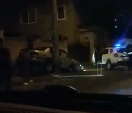 Grav accident in capitala. Dupa ce a fost urmarit de politisti, un sofer a intrat cu automobilul intre un gard si un stalp - GALERIE FOTO Grav accident in capitala. Dupa ce a fost urmarit de politisti, un sofer a intrat cu automobilul intre un gard si un stalp - GALERIE FOTO