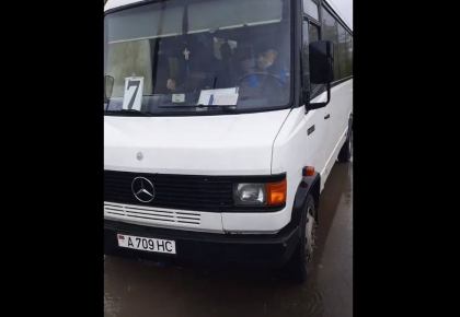 Oamenii ar fi adusi organizat la Varnita pentru a vota. Un sofer de microbuz ar fi confirmat acest lucru chiar in fata politiei. Declaratiile facute de un consilier raional - VIDEO