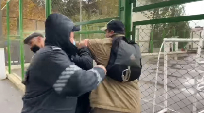 Cine e barbatul care a stropit cu spray lacrimogen langa o sectie de votare din Varnita - VIDEO Cine e barbatul care a stropit cu spray lacrimogen langa o sectie de votare din Varnita - VIDEO