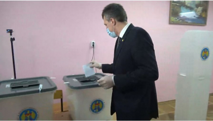 Candidatul Blocului UNIREA, Dorin Chirtoaca, si-a exprimat dreptul la vot - VIDEO Candidatul Blocului UNIREA, Dorin Chirtoaca, si-a exprimat dreptul la vot - VIDEO