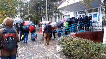 LIVE. Ce se intampla la Varnita, dupa ce o persoana a dat cu spray lacrimogen in preajma unei sectii de votare LIVE. Ce se intampla la Varnita, dupa ce o persoana a dat cu spray lacrimogen in preajma unei sectii de votare
