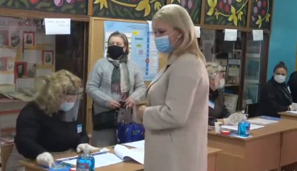 Candidatul Partidului SOR, Violeta Ivanov, si-a exercitat dreptul la vot - VIDEO Candidatul Partidului SOR, Violeta Ivanov, si-a exercitat dreptul la vot - VIDEO