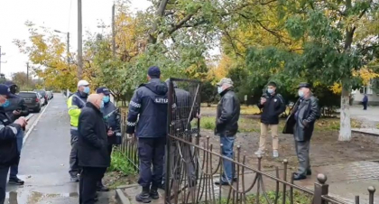 A fost blocata intrarea in sectia de votare din Varnita. O persoana ar fi utilizat un spray lacrimogen. O spune Andrei Nastase care se afla acolo - VIDEO
