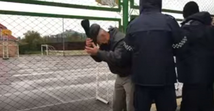 Momentul in care un alegator este stropit cu un spray lacrimogen, la Varnita: "Luati-l de aici / Cum ai trecut cu balonasul de gaz?" - VIDEO Momentul in care un alegator este stropit cu un spray lacrimogen, la Varnita: "Luati-l de aici / Cum ai trecut cu balonasul de gaz?" - VIDEO