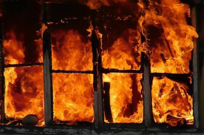 Ar fi lasat o lumanare aprinsa si a provocat un incendiu, la Orhei. O femeie, la spital Ar fi lasat o lumanare aprinsa si a provocat un incendiu, la Orhei. O femeie, la spital