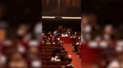 Momentul in care o orchestra din Viena incepe sa cante pentru a-i calma pe cei adapostiti din calea teroristilor. Video Momentul in care o orchestra din Viena incepe sa cante pentru a-i calma pe cei adapostiti din calea teroristilor. Video