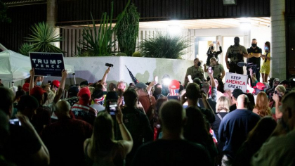 Sustinatori furiosi si inarmati ai lui Donald Trump s-au adunat in fata unui centru de numarare a voturilor din Arizona - VIDEO Sustinatori furiosi si inarmati ai lui Donald Trump s-au adunat in fata unui centru de numarare a voturilor din Arizona - VIDEO