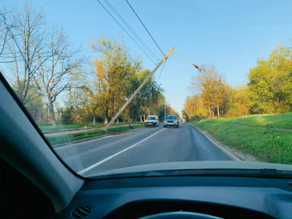 Atentie! Un stalp sta sa cada pe strada Petricani din capitala - GALERIE FOTO