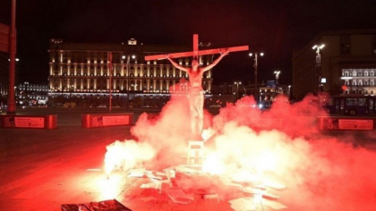 Barbat „rastignit” pe o cruce in fata sediului central al FSB din Moscova, in semn de protest. In august s-a „spanzurat” de un pod Barbat „rastignit” pe o cruce in fata sediului central al FSB din Moscova, in semn de protest. In august s-a „spanzurat” de un pod