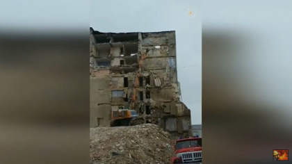 Lucrarile de demolare a cladirii avariate de la Otaci continua - VIDEO