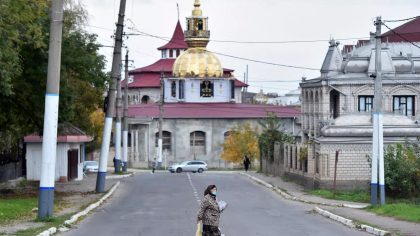 Casele romilor din Soroca - subiect de stire in Franta. Cum arata palatele acestora. Un bulibasa si-a facut o copie a Capitoliului, apoi a abandonat-o - GALERIE FOTO Casele romilor din Soroca - subiect de stire in Franta. Cum arata palatele acestora. Un bulibasa si-a facut o copie a Capitoliului, apoi a abandonat-o - GALERIE FOTO