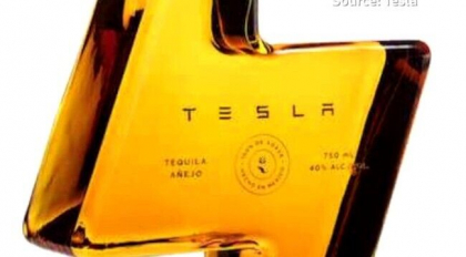 Elon Musk a scos pe piata Tesla Tequila si a vandut rapid toata productia. Cat costa o sticla
