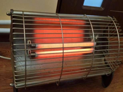 O femeie din Drochia a ajuns la spital cu arsuri: a pus un resou electric langa ea ca sa se incalzeasca si hainele i-au luat foc
