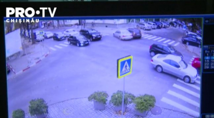Momentul in care cele doua masini au luat foc, dupa ce s-au lovit violent. Impactul din centrul capitalei - filmat de o camera de supraveghere - VIDEO Momentul in care cele doua masini au luat foc, dupa ce s-au lovit violent. Impactul din centrul capitalei - filmat de o camera de supraveghere - VIDEO