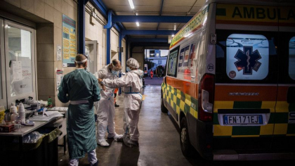 Sistemul sanitar din Italia, aproape de un nou colaps. La spitale s-au format cozi de salvari si masini care aduc bolnavi cu Covid Sistemul sanitar din Italia, aproape de un nou colaps. La spitale s-au format cozi de salvari si masini care aduc bolnavi cu Covid