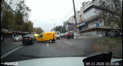 Trei masini, implicate intr-un grav accident din capitala. Un sofer a avut nevoie de ingrijiri medicale. Momentul impactului - VIDEO Trei masini, implicate intr-un grav accident din capitala. Un sofer a avut nevoie de ingrijiri medicale. Momentul impactului - VIDEO