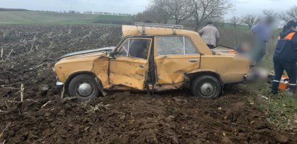 Accident la Rezina. Un barbat a ajuns in stare grava la spital, dupa ce masina pe care o conducea a fost lovita de un autocamion - FOTO Accident la Rezina. Un barbat a ajuns in stare grava la spital, dupa ce masina pe care o conducea a fost lovita de un autocamion - FOTO