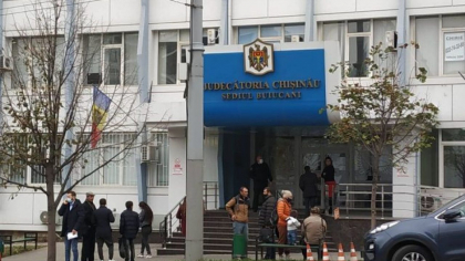 Alerta cu bomba la Judecatoria Chisinau. Fortele de ordine - la fata locului Alerta cu bomba la Judecatoria Chisinau. Fortele de ordine - la fata locului