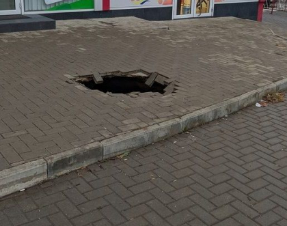 O groapa imensa, formata pe o strada din sectorul Botanica al capitalei - FOTO O groapa imensa, formata pe o strada din sectorul Botanica al capitalei - FOTO