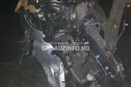 Detalii despre accidentul de la Comrat, unde un sofer baut a ajuns cu Mercedesul intr-un copac, iar pasagerul acestuia a murit. Conducatorul auto, retinut pentru 72 de ore - GALERIE FOTO Detalii despre accidentul de la Comrat, unde un sofer baut a ajuns cu Mercedesul intr-un copac, iar pasagerul acestuia a murit. Conducatorul auto, retinut pentru 72 de ore - GALERIE FOTO