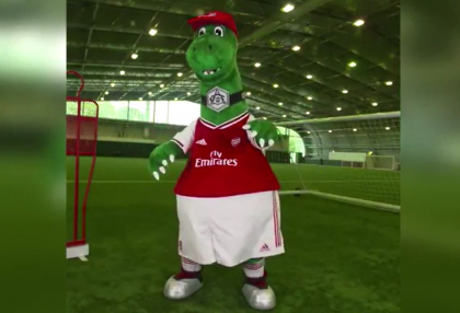 Arsenal Londra si-a recuperat cel mai mare fan din toate timpurile. Conducerea clubului englez a anuntat revenirea mascotei Gunnersaurus Arsenal Londra si-a recuperat cel mai mare fan din toate timpurile. Conducerea clubului englez a anuntat revenirea mascotei Gunnersaurus