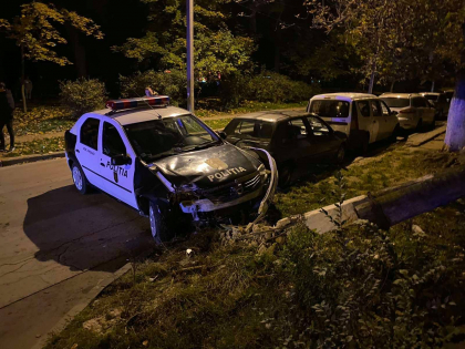O masina de politie - facuta zob, dupa ce a doborat un stalp in timp ce urmarea o motocicleta, pe o strada din capitala. Cum s-a intamplat totul