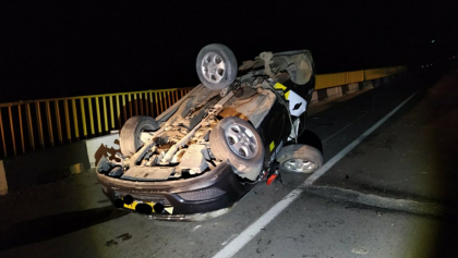 Grav accident la Calarasi. Un taximetrist beat s-a rasturnat, dupa ce a intrat cu viteza intr-un bloc de beton de pe un pod. Barbatul, la spital - GALERIE FOTO