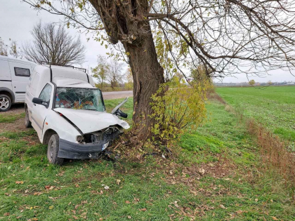 Accident la Sangerei. Un barbat a ajuns la spital, dupa ce masina pe care o conducea s-a izbit intr-un copac. Ce spune politia - FOTO Accident la Sangerei. Un barbat a ajuns la spital, dupa ce masina pe care o conducea s-a izbit intr-un copac. Ce spune politia - FOTO
