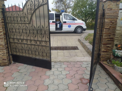 A incercat sa mearga cu masina in spate, dar si-a bagat sotul in spital. Un barbat din Hancesti - preluat de ambulanta dupa ce a fost strivit de poarta peste care a dat sotia sa cu automobilul - FOTO