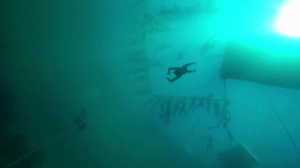 O inotatoare din Slovenia s-a scufundat la 114 metri adancime in mare si a reusit sa-si tina respiratia timp de 4 minute - VIDEO 